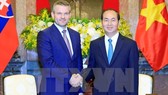 President Tran Dai Quang (R) shakes hands with Slovak Prime Minister Peter Pellegrini during his official visit to Vietnam in November 2017 (Photo: VNA)