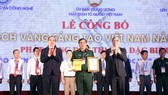 Secretary of Ho Chi Minh City’s Central Party Committee Nguyen Thien Nhan delivered certificates to excellent individuals and groups of authors.