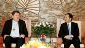 Head of the Government Committee for Religious Affairs Vu Chien Thang (R) meets with Cardinal Joao Braz de Aviz on September 7 (Photo: VNA)