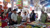 INspectors visit a market for food safety (Photo: SGGP)
