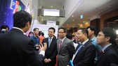 Deputy Prime Minister Vu Duc Dam and other delegates are learning about DT products and services in the Summit (Photo: SGGP)