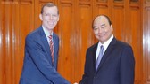 Prime Minister Nguyen Xuan Phuc(right) meets Douglas Elmendorf, Dean of the Harvard Kennedy School at the Harvard University in Hà Nội on Friday ( Photo VNA/VNS)