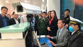 Leaders of Hai Phong check temperature machine in Cat Bi Airport (Photo: SGGP)