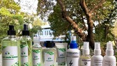Bottles of hand sanitizer are made by groups of Vietnamese researchers (Photo: SGGP)