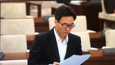 Deputy Prime Minister Vu Duc Dam, head of the national steering committee on Covid-19 prevention and control reports on the work at National Assembly Standing Committee’s 43rd session in Hanoi (Photo: SGGP)