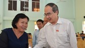 Mr. Nhan shakes hand with a voter (PHoto: SGGP)
