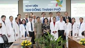 Vice President Dang Thi Ngoc Thinh and medical workers (Photo: SGGP)