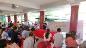 Parents are listening to the cashless tuition payment project (Photo: SGGP)