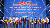 Mr. Nguyen Thien Nhan and Mr. Nguyen Thanh Phong gave their congratulation to the Consultation Council for the program ‘Research and Develop AI Applications in HCMC from 2020-2030’. (Photo: SGGP)