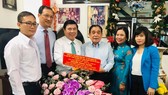 Chairman of the Ho Chi Minh City People’s Committee Nguyen Thanh Phong congratulated Professor Nguyen Thanh Tuyen (Photo: SGGP)