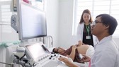 A doctor is examining a pregnant woman (Photo: SGGP)