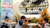 Students are reading books at the festival (Photo: SGGP)