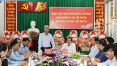 Deputy Chairman of the Ho Chi Minh City People’s Committee Vo Van Hoan at a center (Photo: SGGP)