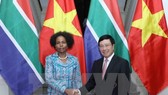 Deputy Prime Minister and Foreign Minister Pham Binh Minh Minh (R) welcomes South Africa's Minister of International Relations and Cooperation Maite Nkoana-Mashabane (Photo: VNA)