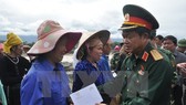 National Assembly Vice Chairman Do Ba Ty (R) visits flood victims in Yen Bai province on October 18 (Photo: VNA)