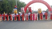 Leaders of Binh Duong province cut the ribbons to inaugurate key projects to welcome Thu Dau Mot city recognizing as type 1 urban area. 