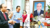 Prime Minister Nguyen Xuan Phuc offers incense to commemorate former Chairman of the State of Council Vo Chi Cong (photo:VNA)