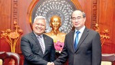 Secretary of the Ho Chi Minh City Party Committee Nguyen Thien Nhan and Indonesian Ambassador in Vietnam Ibnu Hadi. (Photo: VIET DUNG)