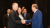 Deputy Prime Minister Truong Hoa Binh (R) greets delegates to the ministerial meeting on drug crime combat in Hanoi on September 10 (Photo: VNA)