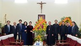 National Assembly Chairwoman Nguyen Thi Kim Ngan (fifth, left) on December 20 visits the Hanoi Archdiocese.