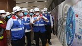 Chairman of the Ho Chi Minh City People’s Committee Nguyen Thanh Phong visits the Opera House metro station in the stretch from Nguyen Hue to Dong Khoi Street and the B1 basement under the Ben Thanh-Suoi Tien metro project. (Photo:Hoang Hung)