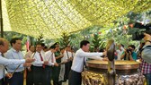 Delegates offer incense at inauguration ceremony of improvement and upgrading work of the South Vietnam's Propaganda and Training Commission's Monument
