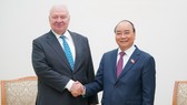 Prime Minister Nguyen Xuan Phuc (R) meets with Russia Ambassador to Vietnam Konstantin Vnukov in Hanoi on November 11. (Photo: VGP/Quang Hieu)