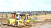 Quang Tri Province mobilized forces to clear up the sand and soil to fill the fields after the floods.