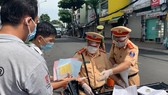 Traffic police handle over 1,000 violators on citywide social distancing order