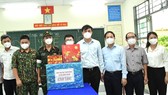 Senior leaders of HCMC visit Covid-19 hit people facing difficult circumstances
