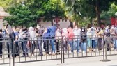 Sáng 12-12, rất đông nghệ sĩ trong làng giải trí Việt đã có mặt tại Nhà tang lễ Bộ Quốc phòng để viếng nghệ sĩ Chí Tài