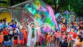 Màn biểu diễn đường phố bong bóng xả phòng khổng lồ ở Công viên Văn hóa Đầm Sen