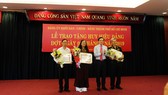 Đảng ủy Khối Dân - Chính - Đảng TPHCM trao Huy hiệu Đảng cho 28 đảng viên