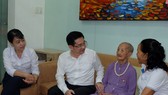 Chủ nhiệm Ủy ban Kiểm tra Thành ủy TPHCM Dương Ngọc Hải thay mặt lãnh đạo TPHCM thăm, tặng quà Mẹ Việt Nam Anh hùng Trần Thị Nho