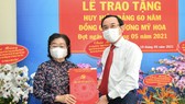 Bí thư Thành ủy TPHCM Nguyễn Văn Nên trao Huy hiệu 60 năm tuổi Đảng cho đồng chí Trương Mỹ Hoa