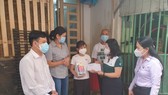 Đảng ủy Khối Dân - Chính - Đảng TPHCM trao 369 thiết bị học tập cho các em học sinh