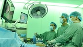 Các bác sĩ đang tiến hành mổ nội soi cắt gan