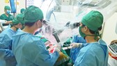 Các bác sĩ đang tiến hành phẫu thuật