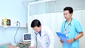 Bác sĩ Nguyễn Viết Hậu đang khám cho bệnh nhân