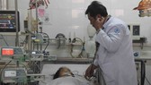 Bác sĩ thăm khám cho bệnh nhi