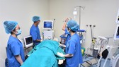 Các bác sĩ đang thực hành mô phỏng tại Phòng huấn luyện