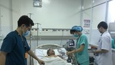 Các bác sĩ đang tiến hành cấp cứu cho bệnh nhân
