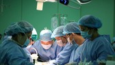 Êkip bác sĩ đang tiến hành phẫu thuật cho anh V.