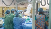Các bác sĩ đang tiến hành can thiệp nội mạch đặt ống ghép cho bệnh nhân