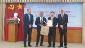 Đại diện Trường Đại học Grenoble Aples trao tặng danh hiệu Giáo sư - Giảng viên cao cấp cho bác sĩ Phù Chí Dũng