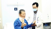 Bác sĩ đang thăm khám cho bệnh nhân sau phẫu thuật