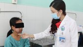 BS Võ Thị Đoan Phượng khám cho bệnh nhân sau gần 1 tuần điều trị