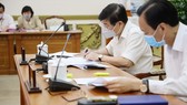 Chủ tịch UBND TPHCM Nguyễn Thành Phong và Phó Chủ tịch Thường trực UBND TP Lê Thanh Liêm tại cuộc họp. Ảnh: TTBC