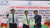 PGS-TS Nguyễn Huy Thắng, Phó Chủ tịch Hội Đột quỵ Việt Nam (bìa phải) trao giấy chứng nhận tiêu chuẩn vàng quốc tế về điều trị đột quỵ cho Bệnh viện Thống Nhất