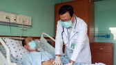 GS.TS.BS. Trần Ngọc Sinh khám cho bệnh nhân trước khi xuất viện